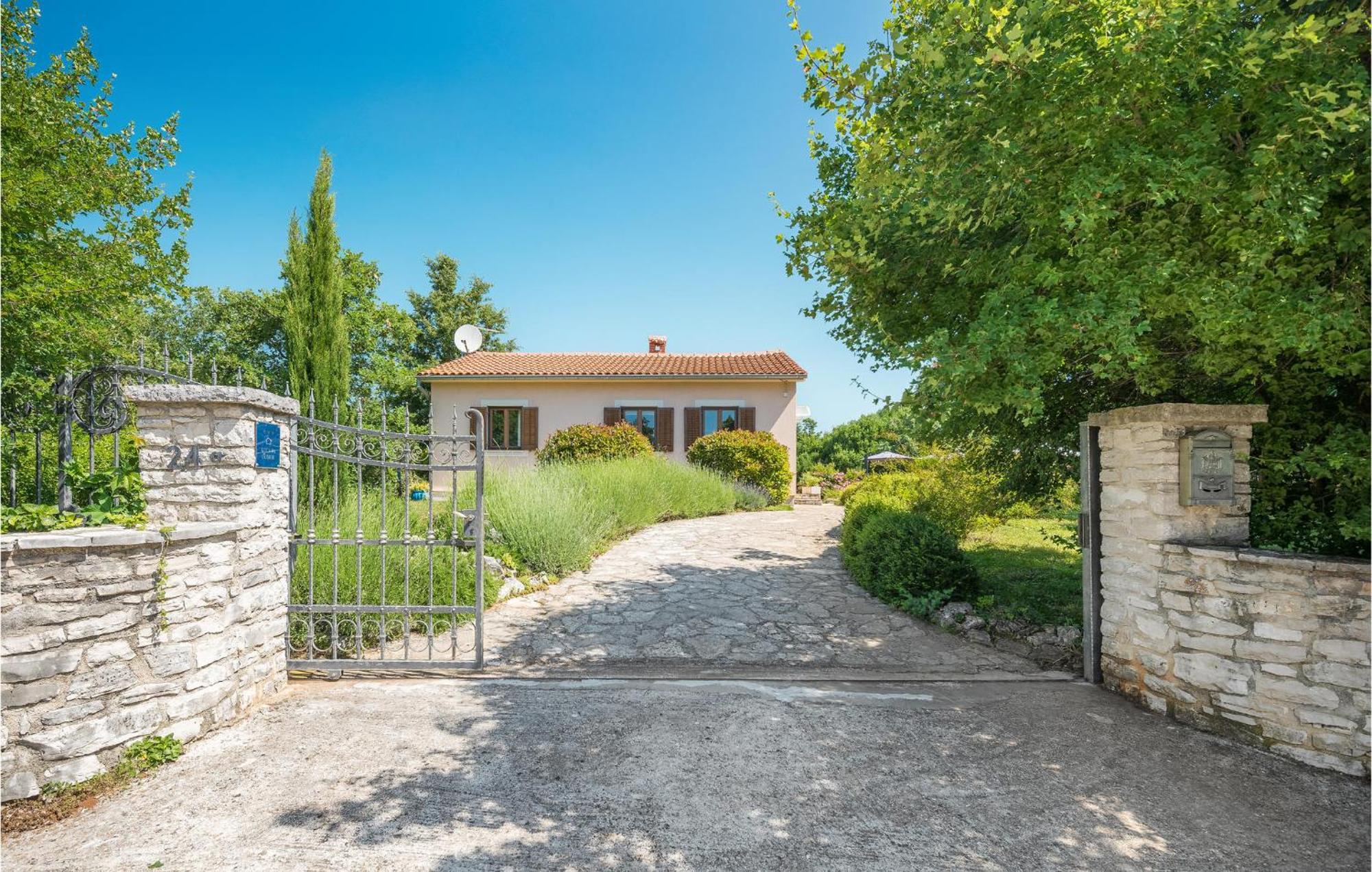Beautiful Home In Bale With Kitchen Eksteriør billede