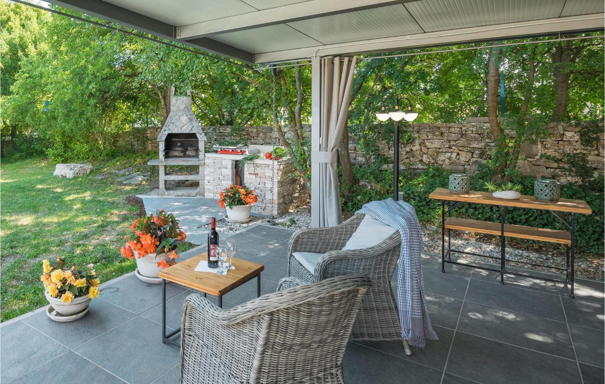 Beautiful Home In Bale With Kitchen Eksteriør billede